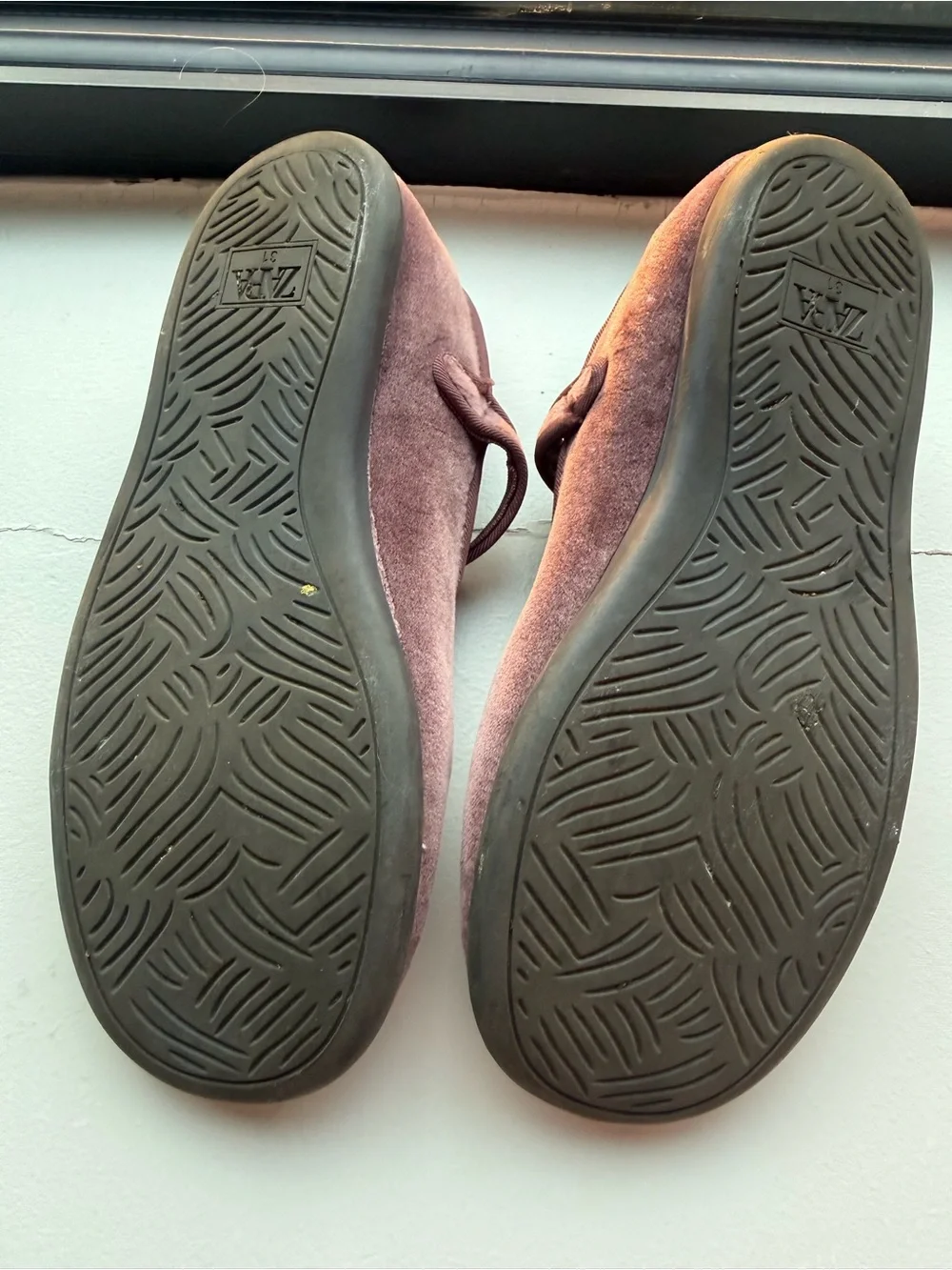 Zara Girls Mauve Velvet Mary Jane Shoes, size 13 (Zara 31)